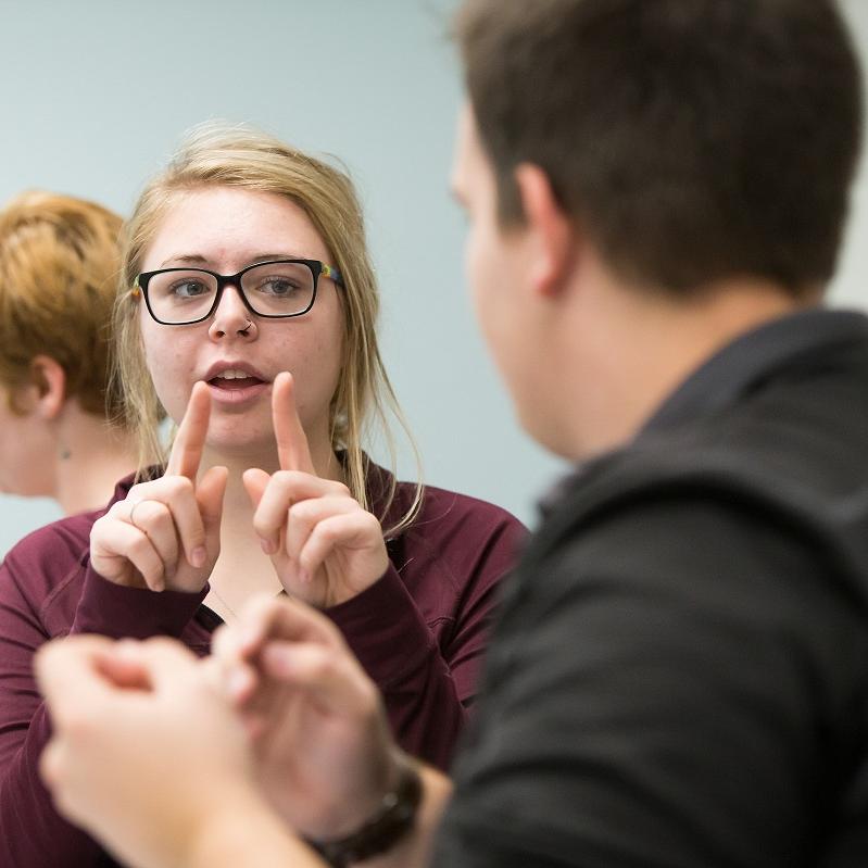 学生使用美国手语进行讨论