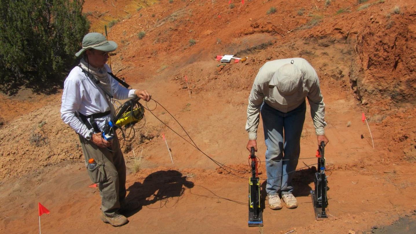 约翰和安迪在科罗拉多操作双基地探地雷达系统.