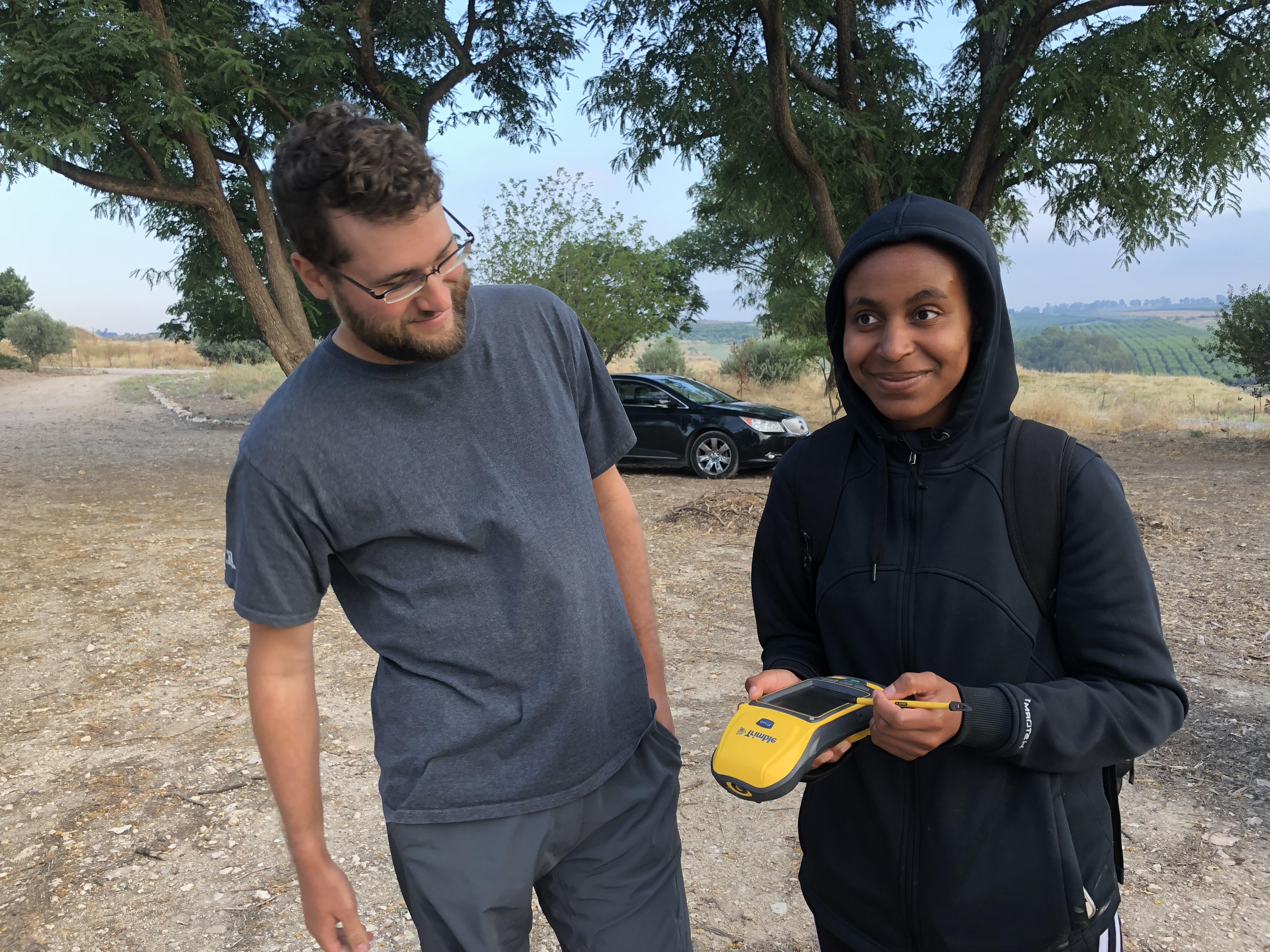 拉丽莎和赛斯在以色列收集GPS数据.