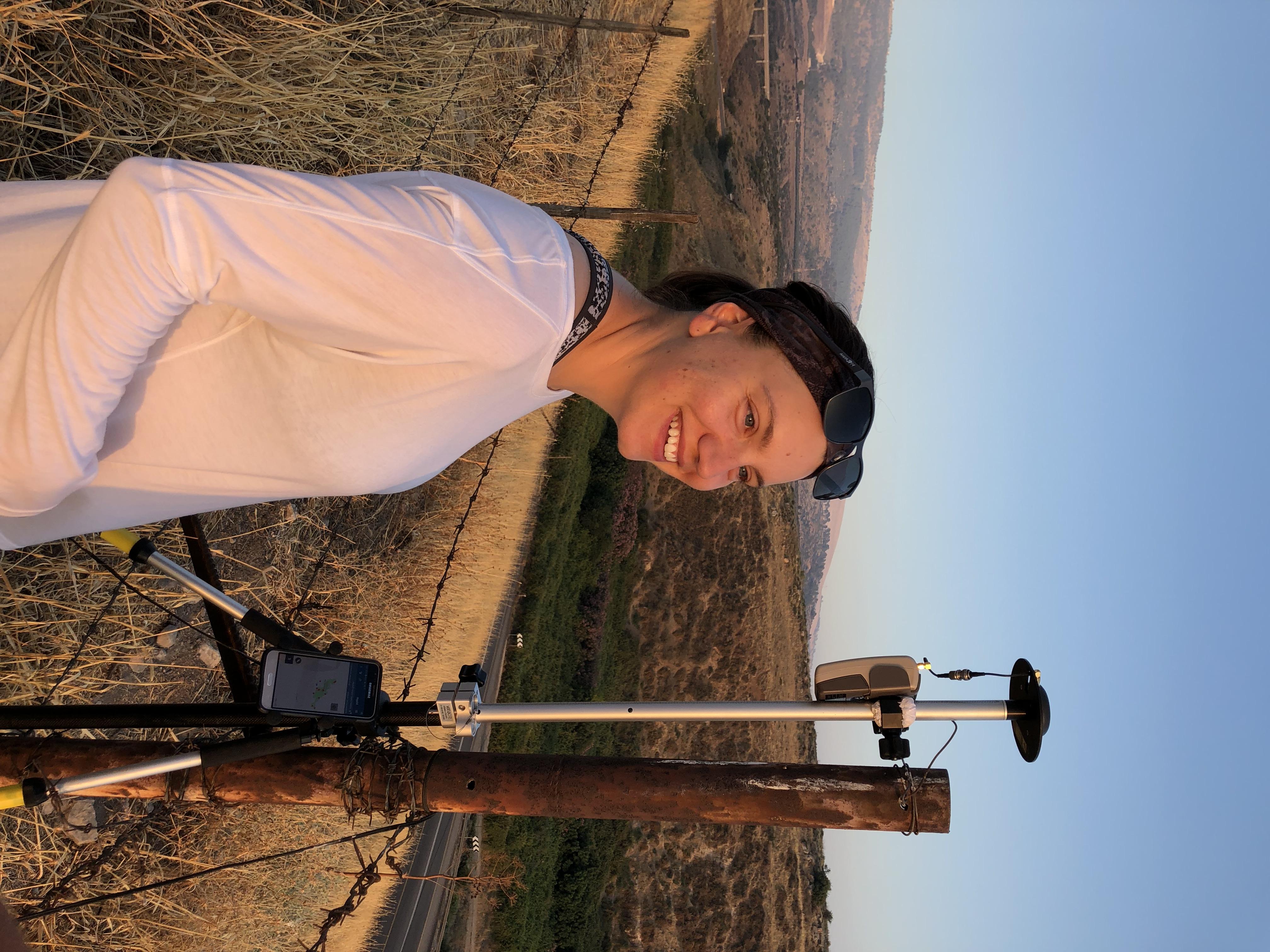 泰勒在以色列收集GPS数据.